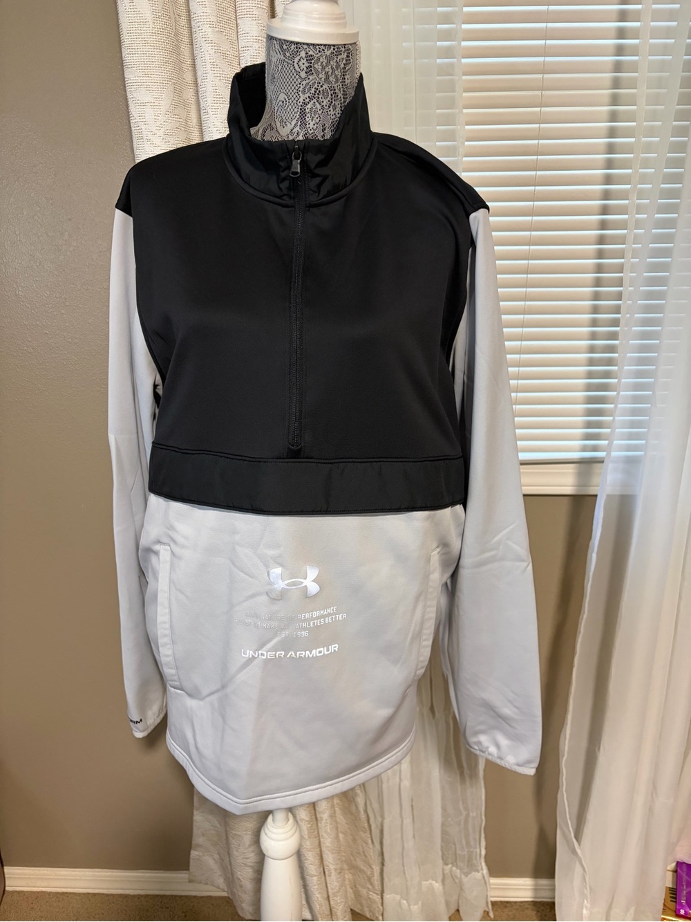 Under Armour Men’s Black and White Half-Zip Performance Pullover, size XL